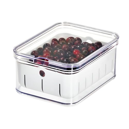 iDesign Kühlschrankbox für Früchte und Beeren, Aufbewahrungsbehälter aus BPA-freiem Kunststoff, Lebensmittelbox für Küche mit Abtropfkorb, durchsichtig, 21,1 cm x 16,1 cm x 9,9 cm