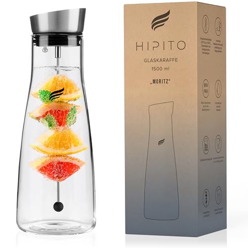 HIPITO Glaskaraffe 1,5l - Moritz - Premium Wasserkaraffe mit Deckel aus Edelstahl - Wasserkaraffe mit Fruchteinsatz aus hitzebeständigem Borosilikatglas - Karaffe Glas mit Deckel mit Fruchtspieß