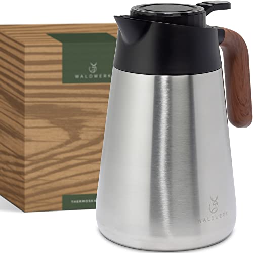 WALDWERK Thermoskanne (1,5L) - Kaffeekanne aus doppelwandigem 304 Edelstahl mit Holzoptik Griff - Isolierkanne mit tropffreiem Ausguss