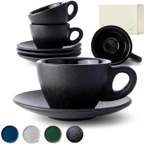 KIVY Cappuccino Tassen Set [4 x 180ml] - Handgefertigt aus dickwandigem Steingut - Cappuccino-Tassen mit Untertasse Barista - Cappuccino Tasse Schwarz Matt - Schwarze Cappuccino Tassen mit Untertassen