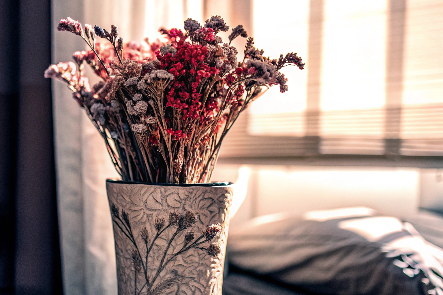 Keramikvase mit Trockenblumen