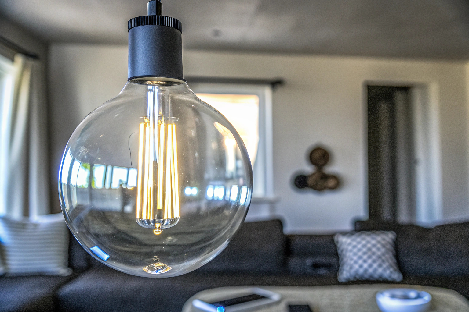 Smart-Glühbirne in Wohnzimmer