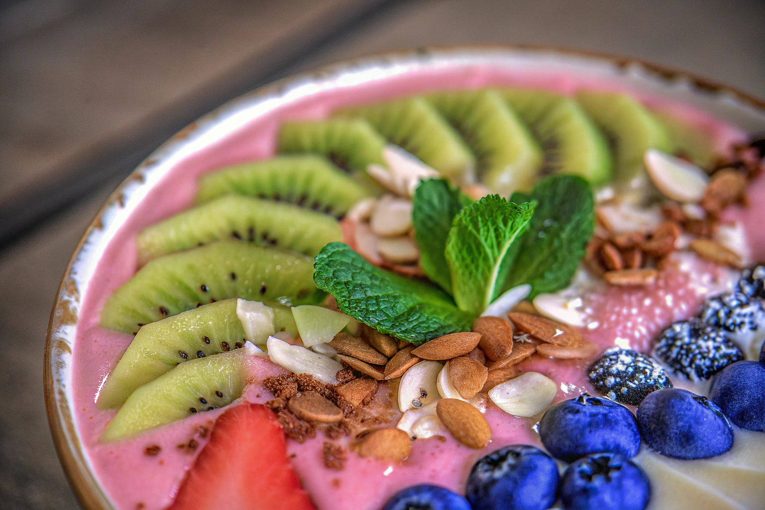 Smoothie Bowl mit Früchten