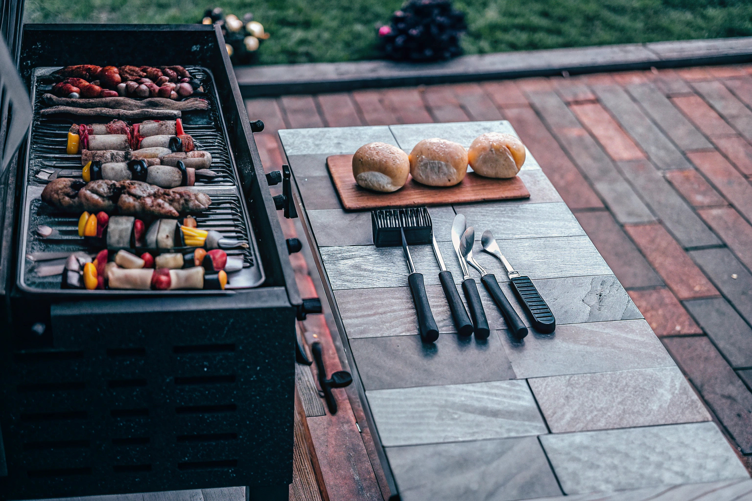 Vorbereiteter Grillplatz im Garten