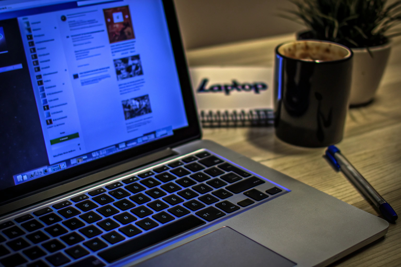 Laptop mit Social-Media-Plattform