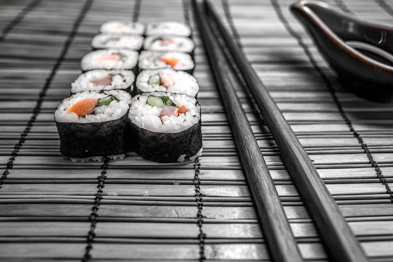 Sushi Set mit Bambusmatte und Essstäbchen