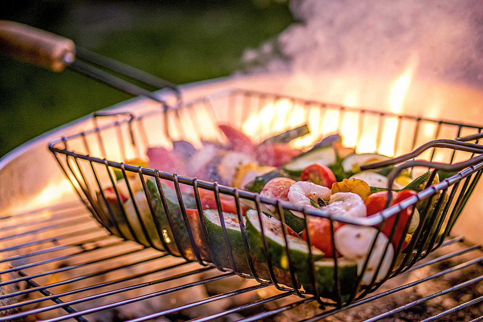 Grillkorb mit Gemüse und Garnelen
