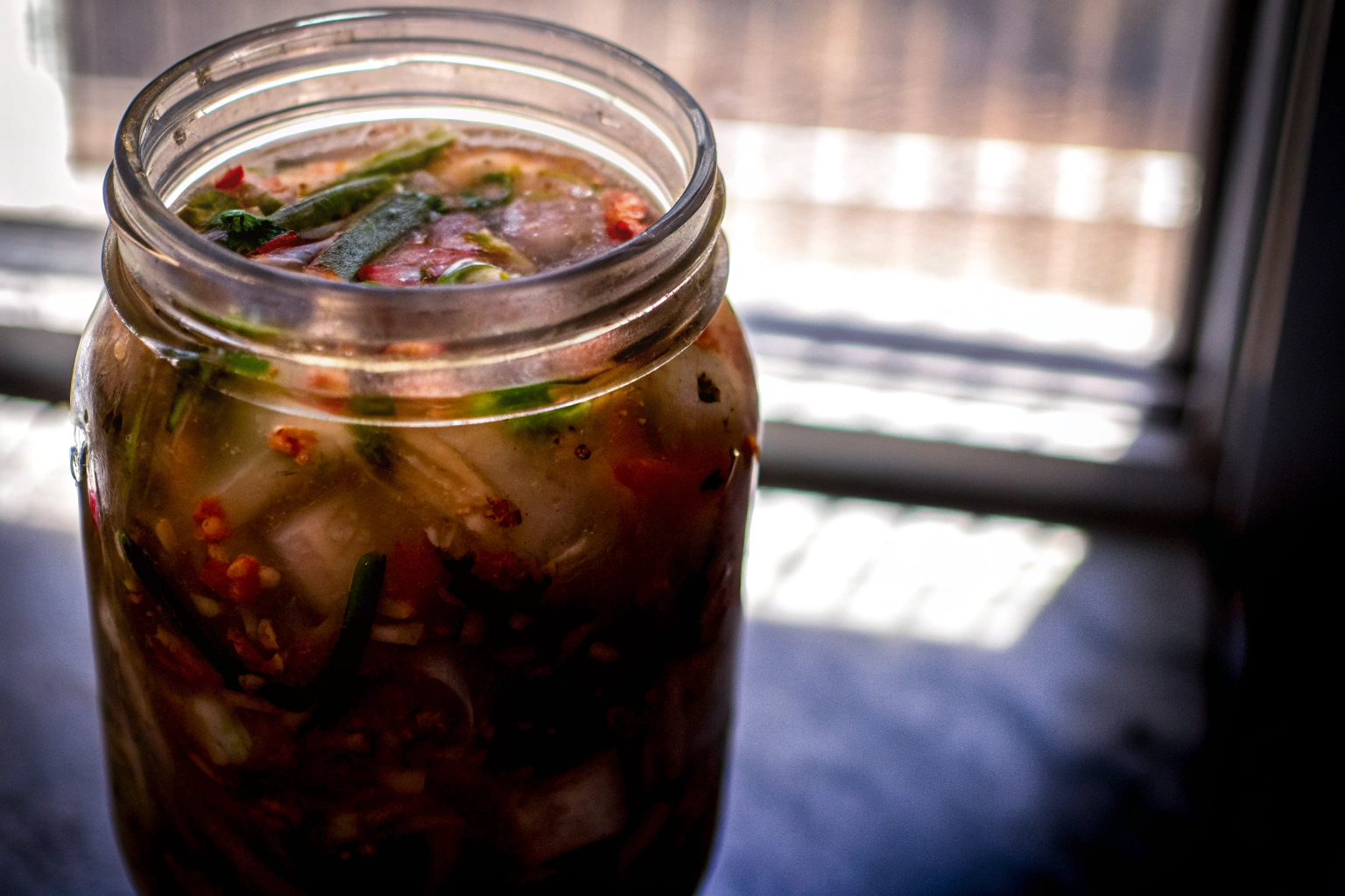 Fermentiertes Kimchi in einem Glasgefäß