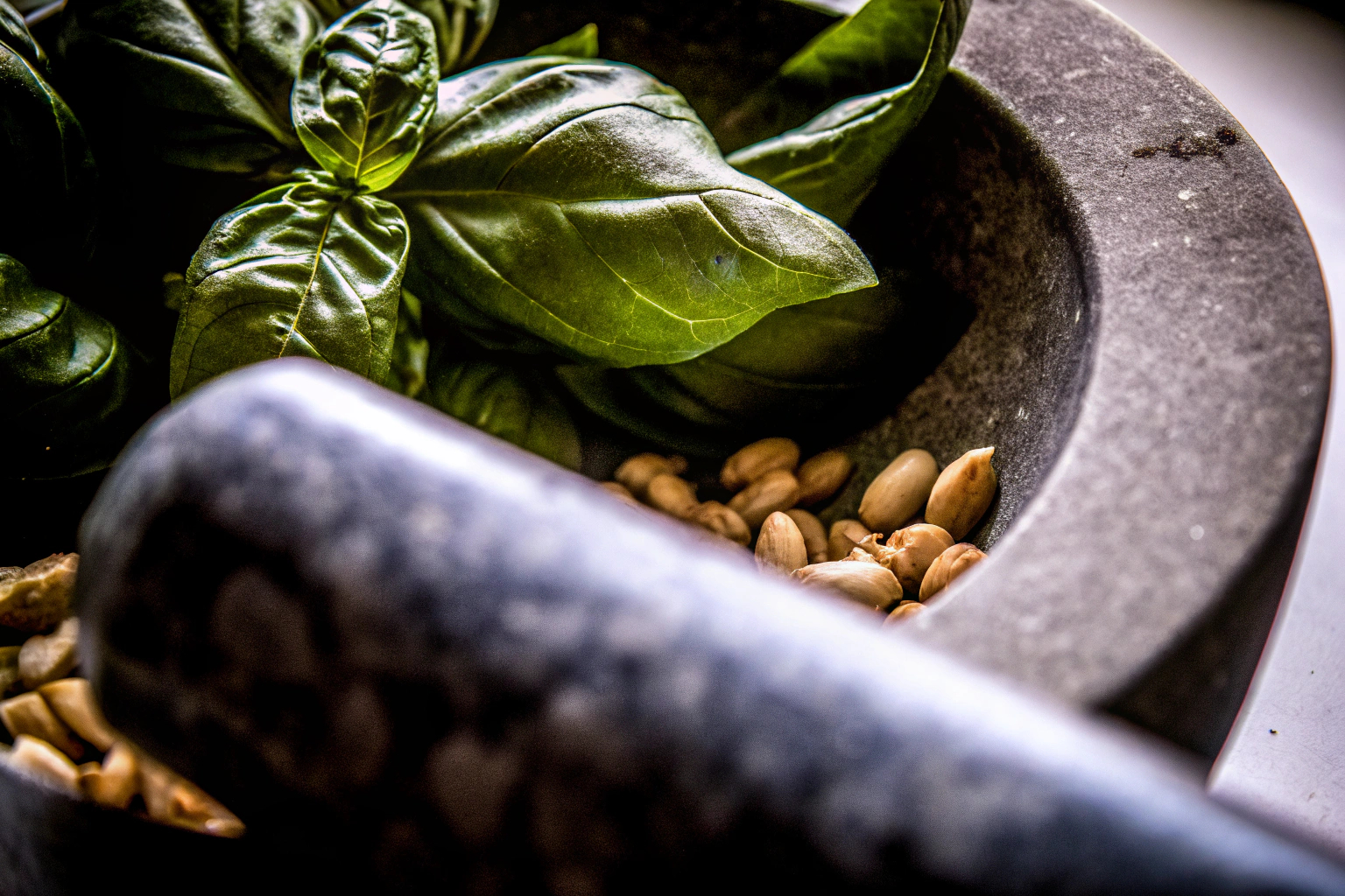 Frische Zutaten für Pesto