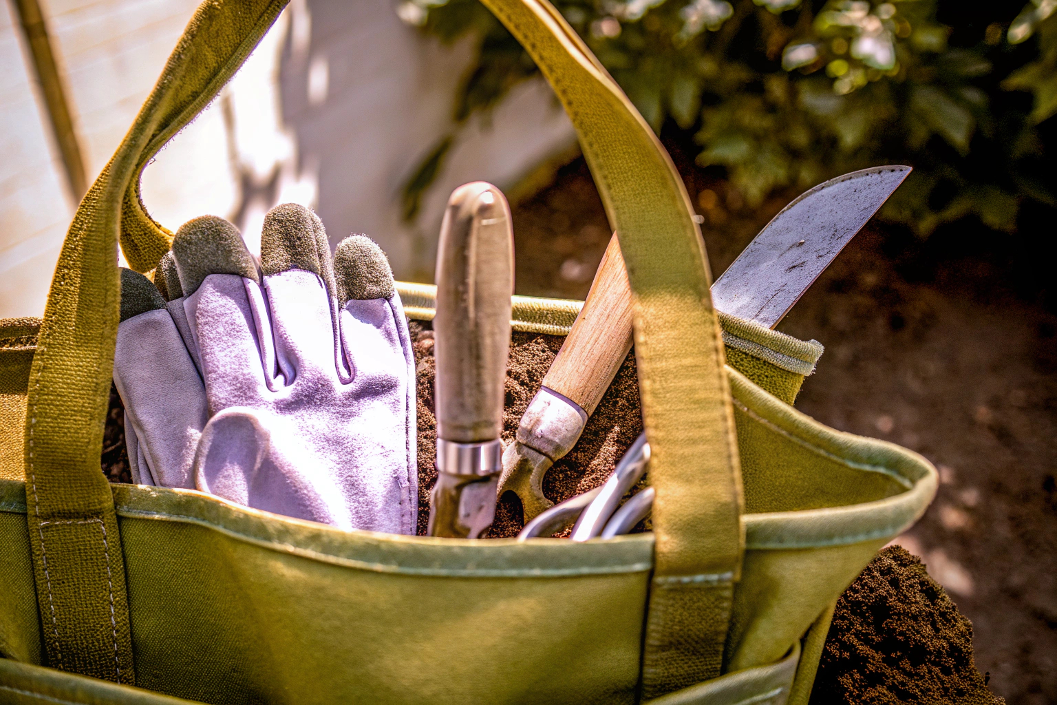 Gartenwerkzeuge in einer Tasche