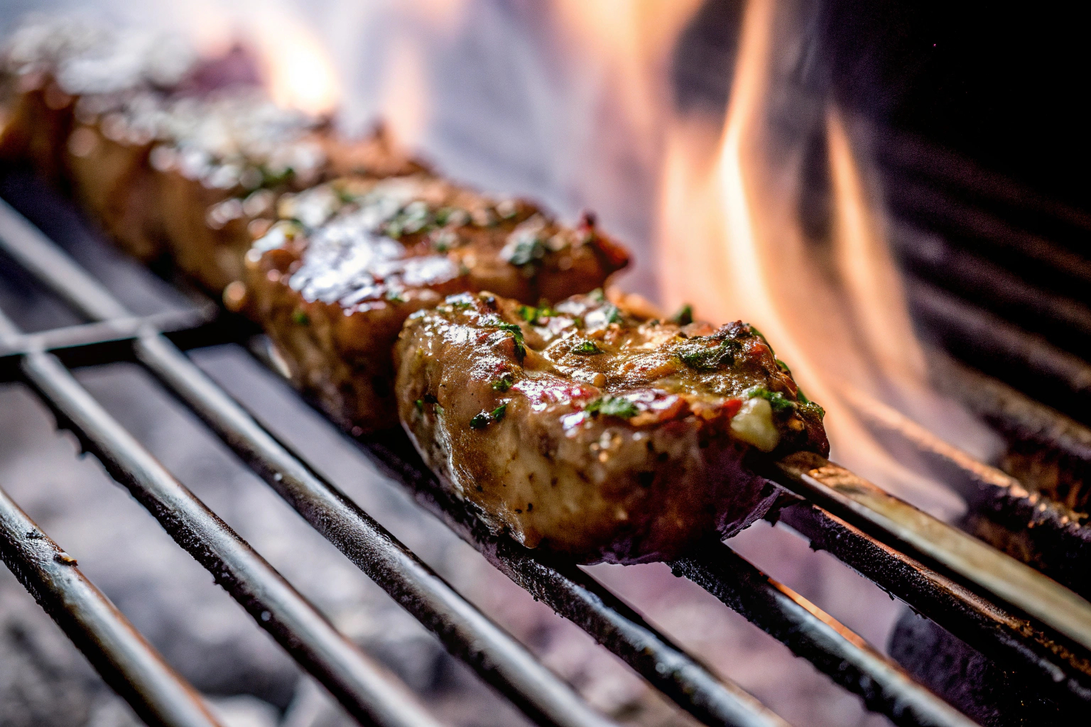 Mariniertes Grillfleisch auf dem Grill