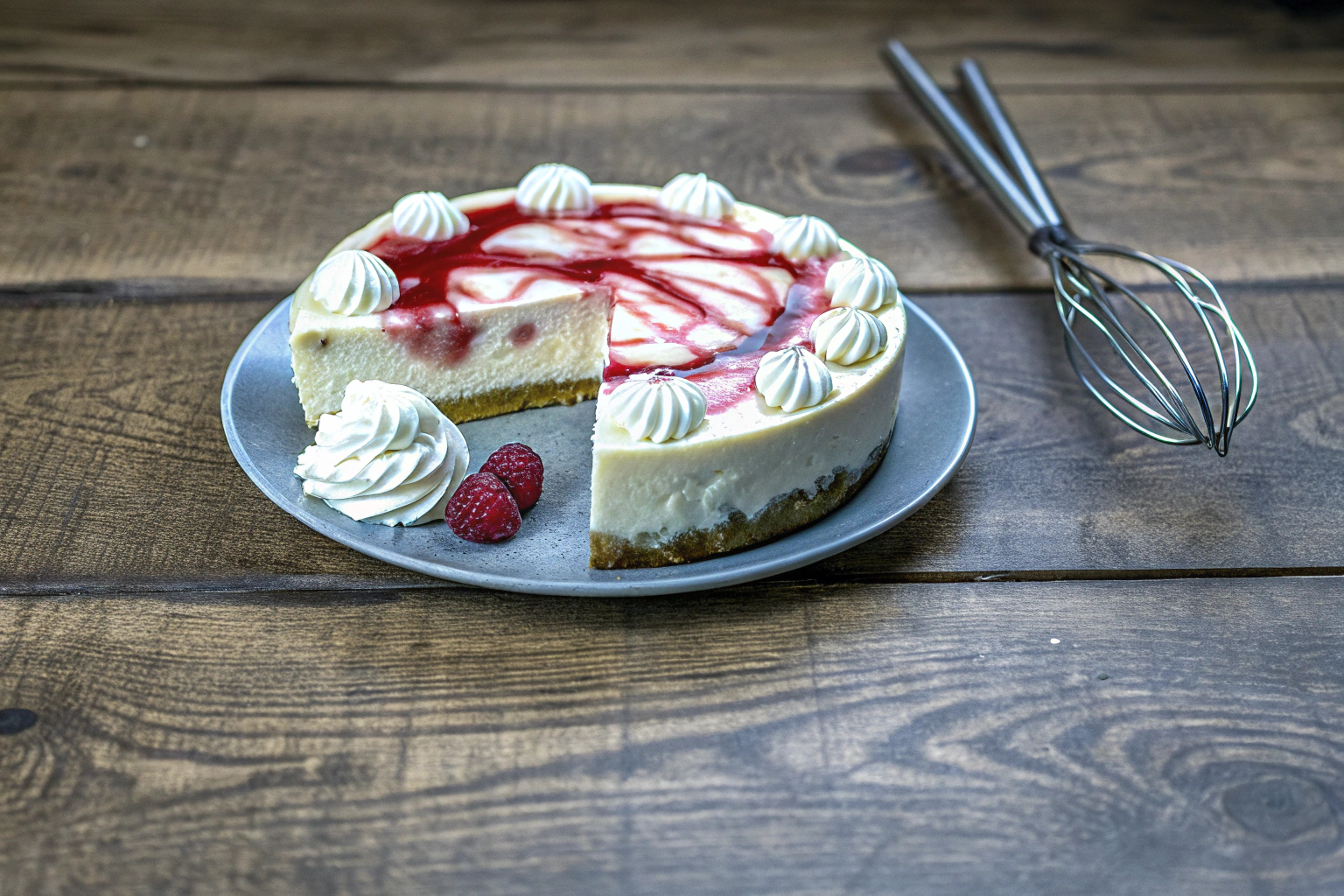 Cheesecake mit Himbeersoße