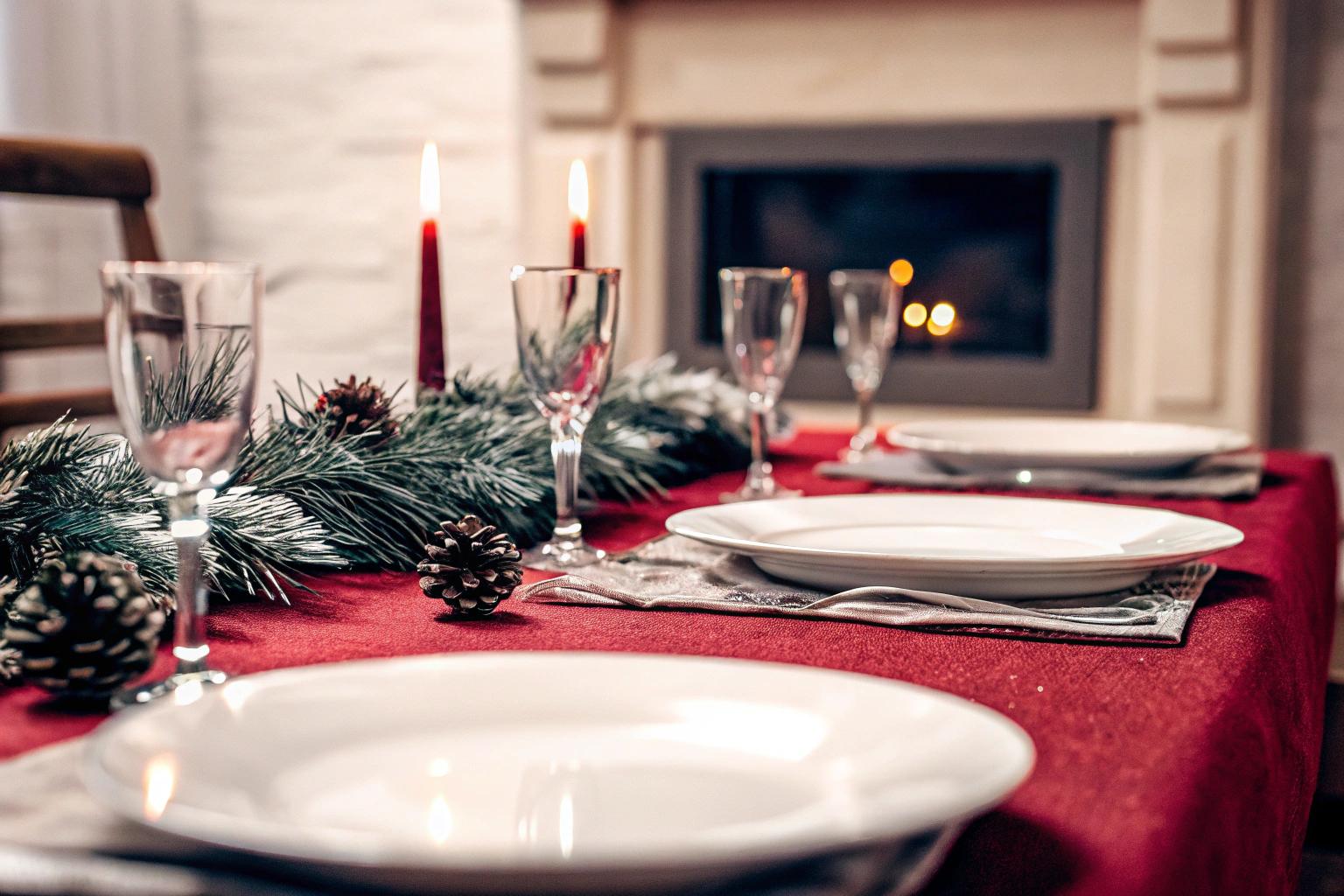 Festlich dekorierter Weihnachtstisch