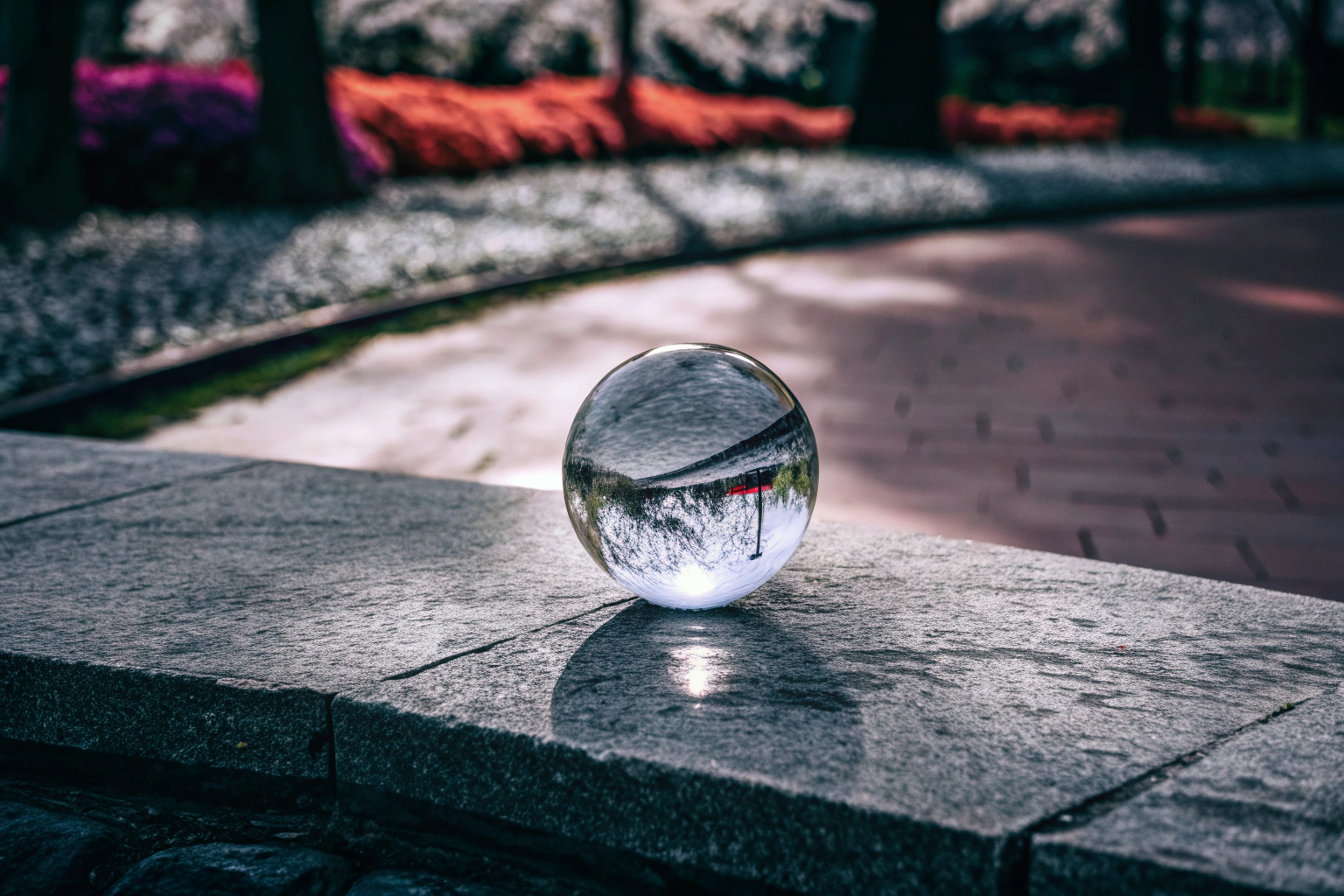 Fotograf mit Glaskugel im Park