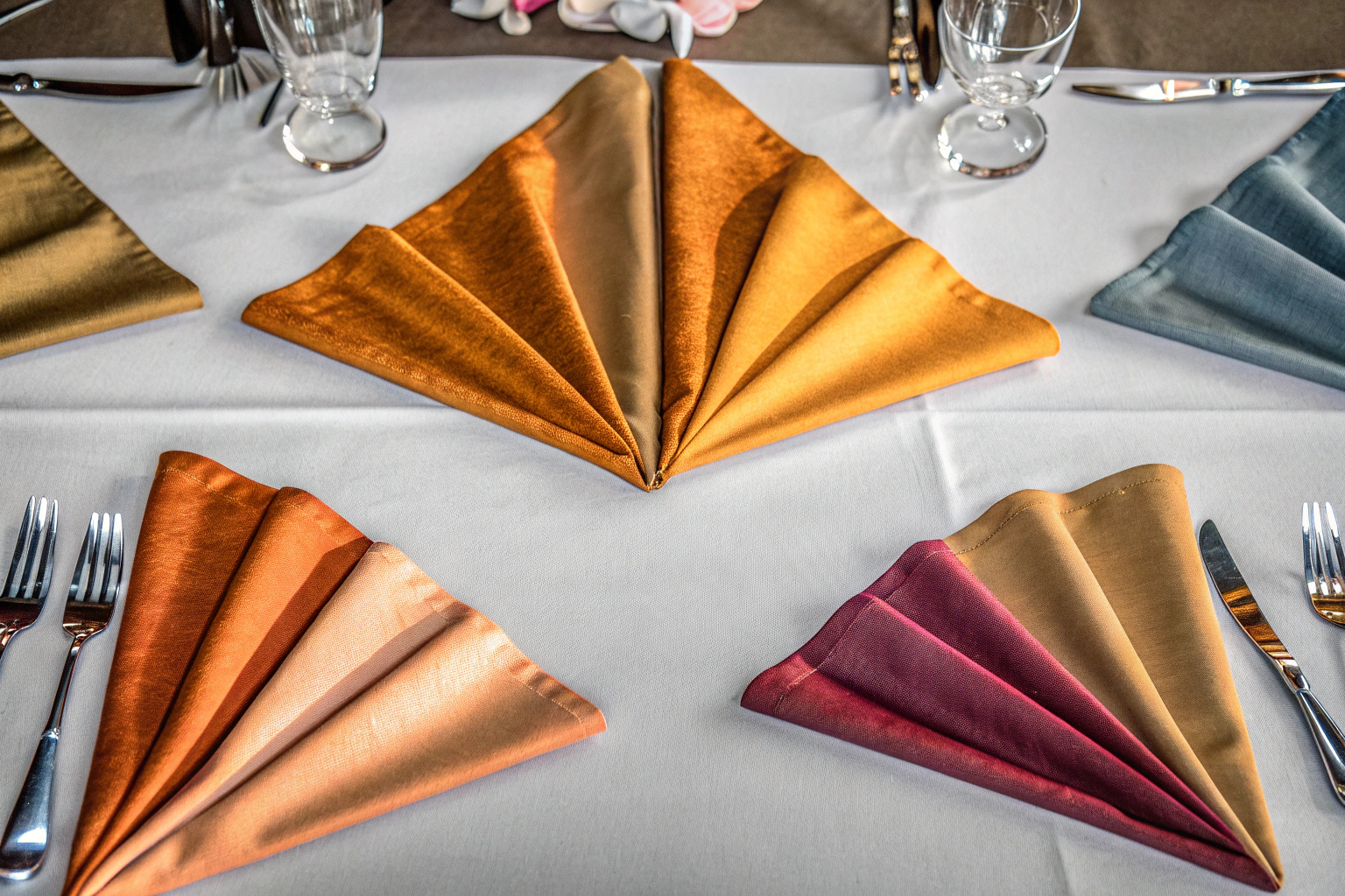 Gedeckter Tisch mit Servietten