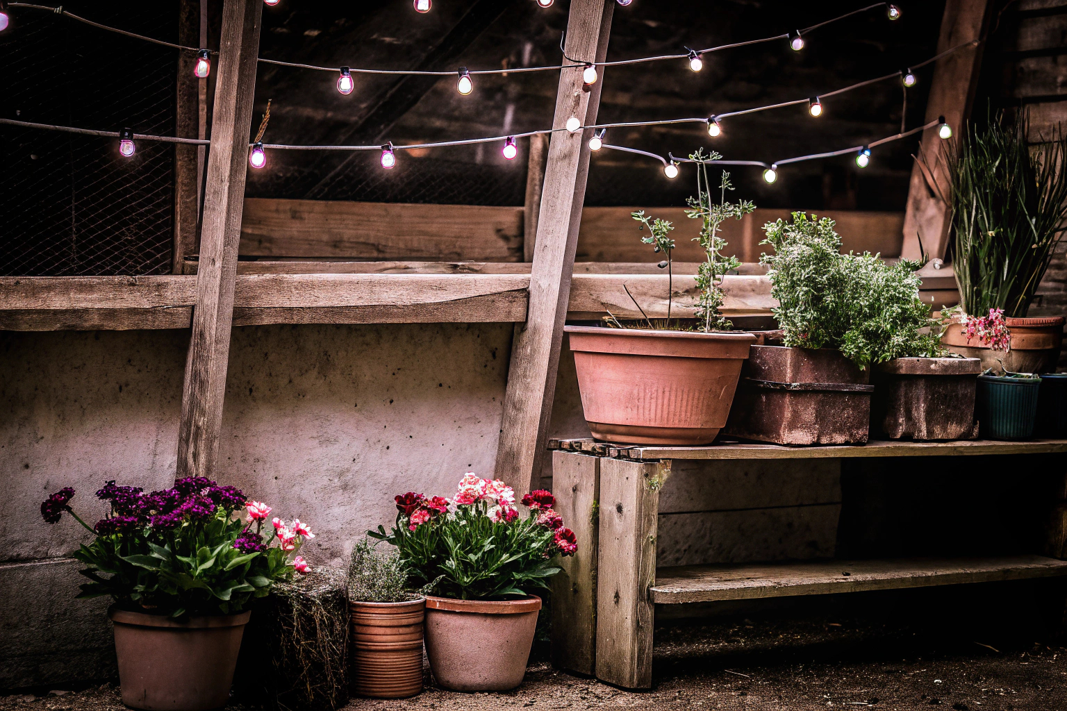 Garten Dekoration mit alten Gläsern