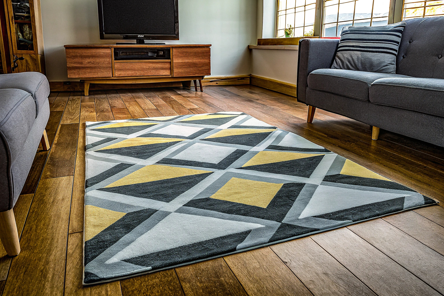 Moderner Teppich im minimalistischen Stil