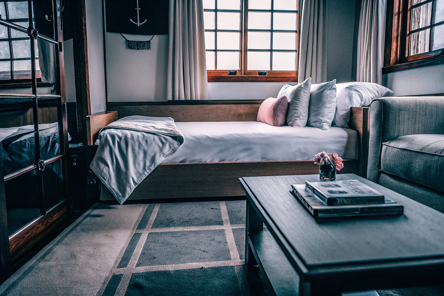Stilvolles Gästebett im Wohnzimmer