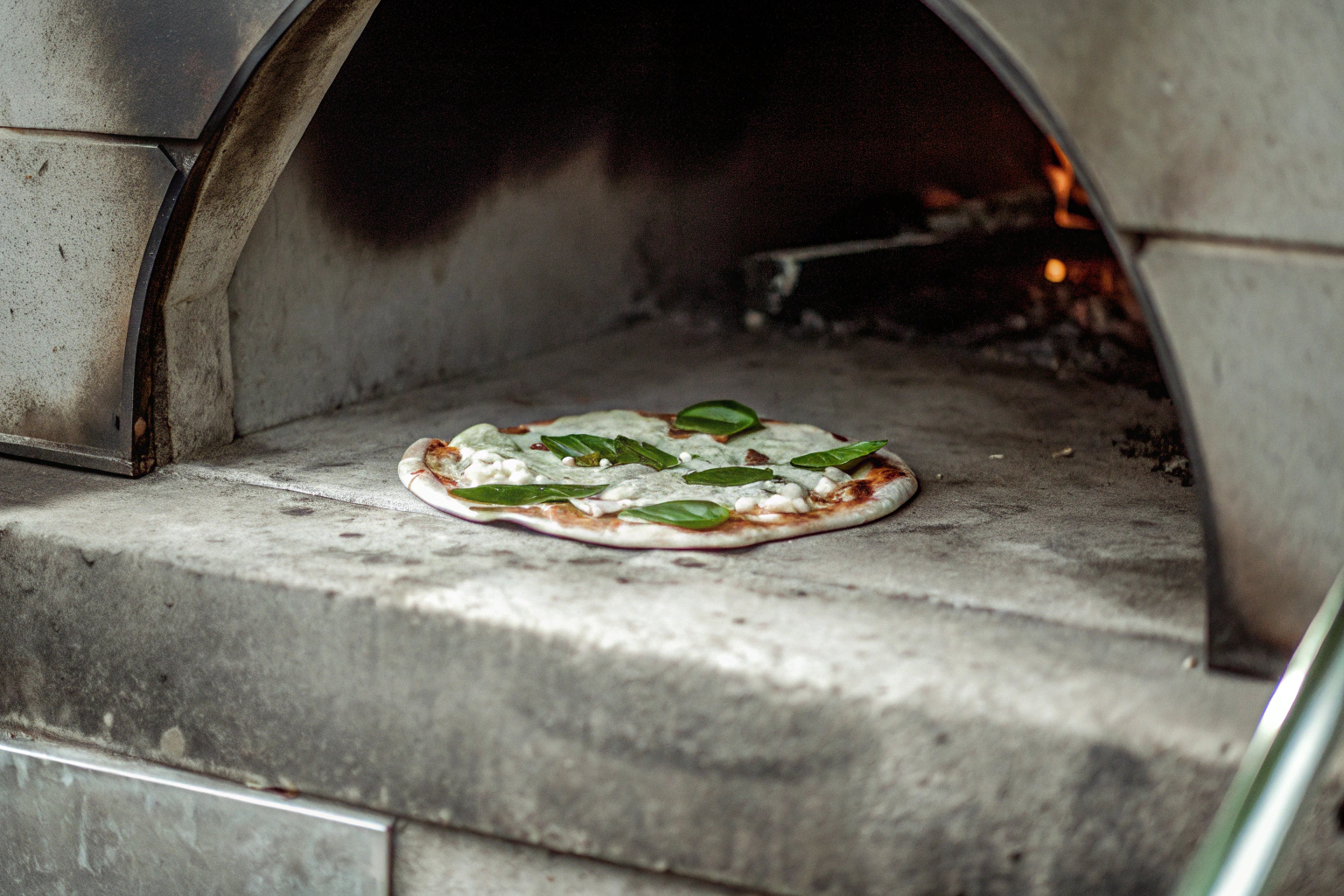 Pizzastein auf Grill