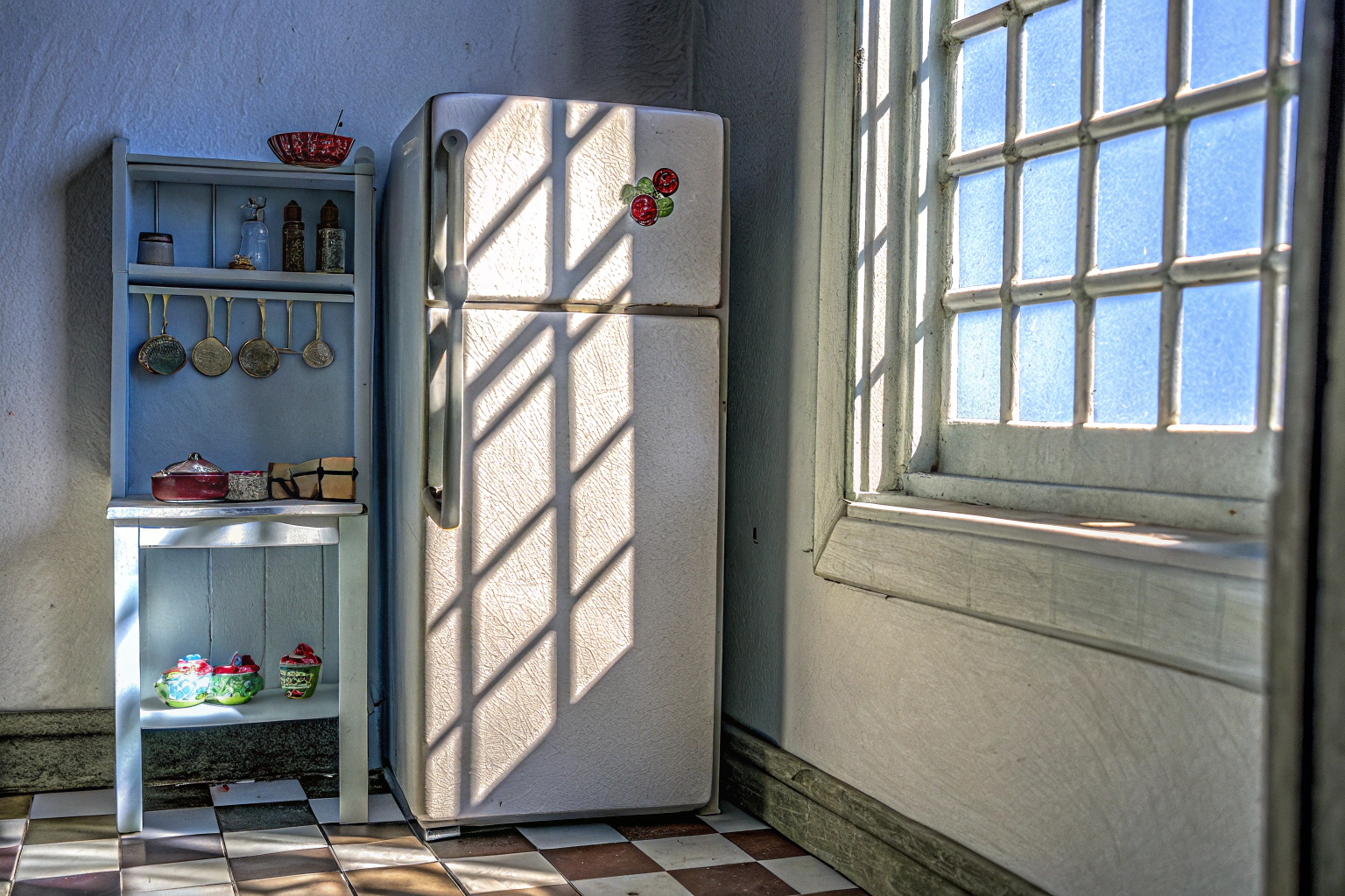 Detailgetreuer Puppenkühlschrank im Puppenhaus