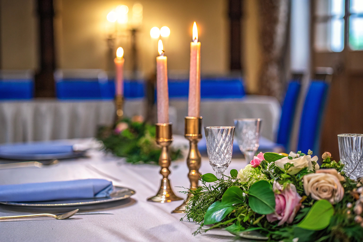 Romantisch gedeckter Tisch mit Kerzen und Blumen