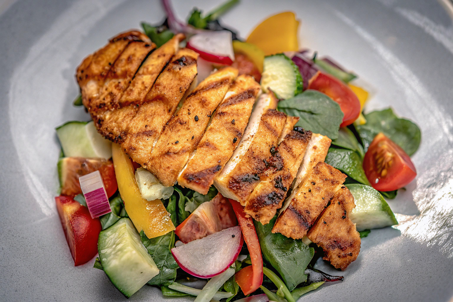 Salat mit gegrilltem Hähnchen