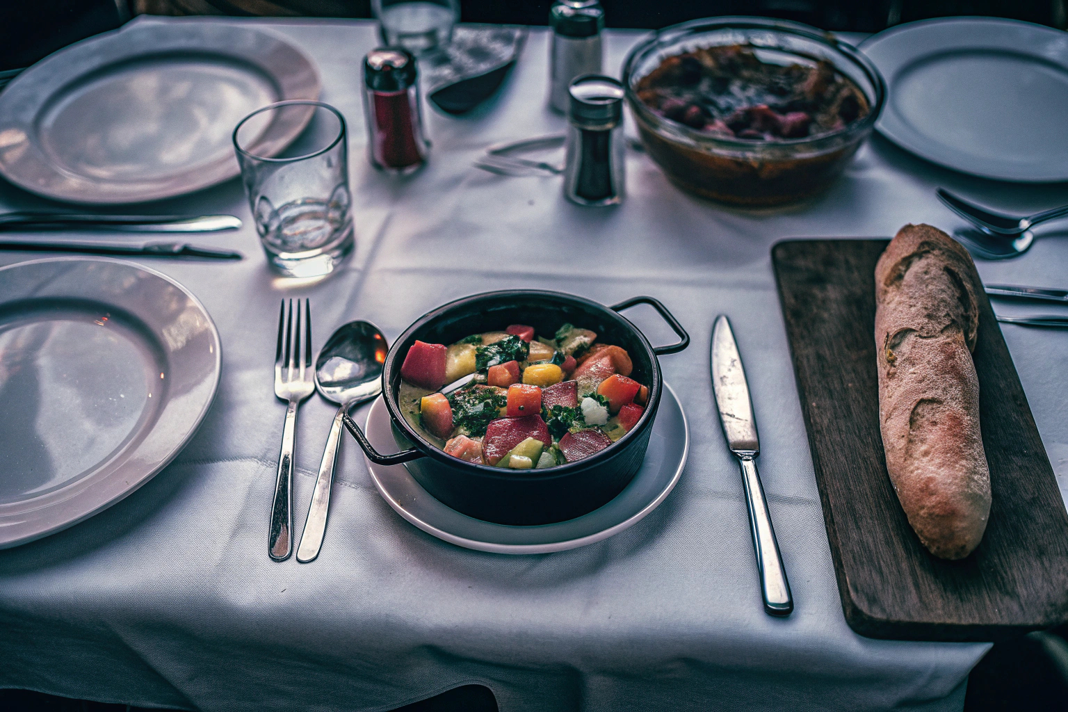 Gedeckter Tisch mit Gerichten