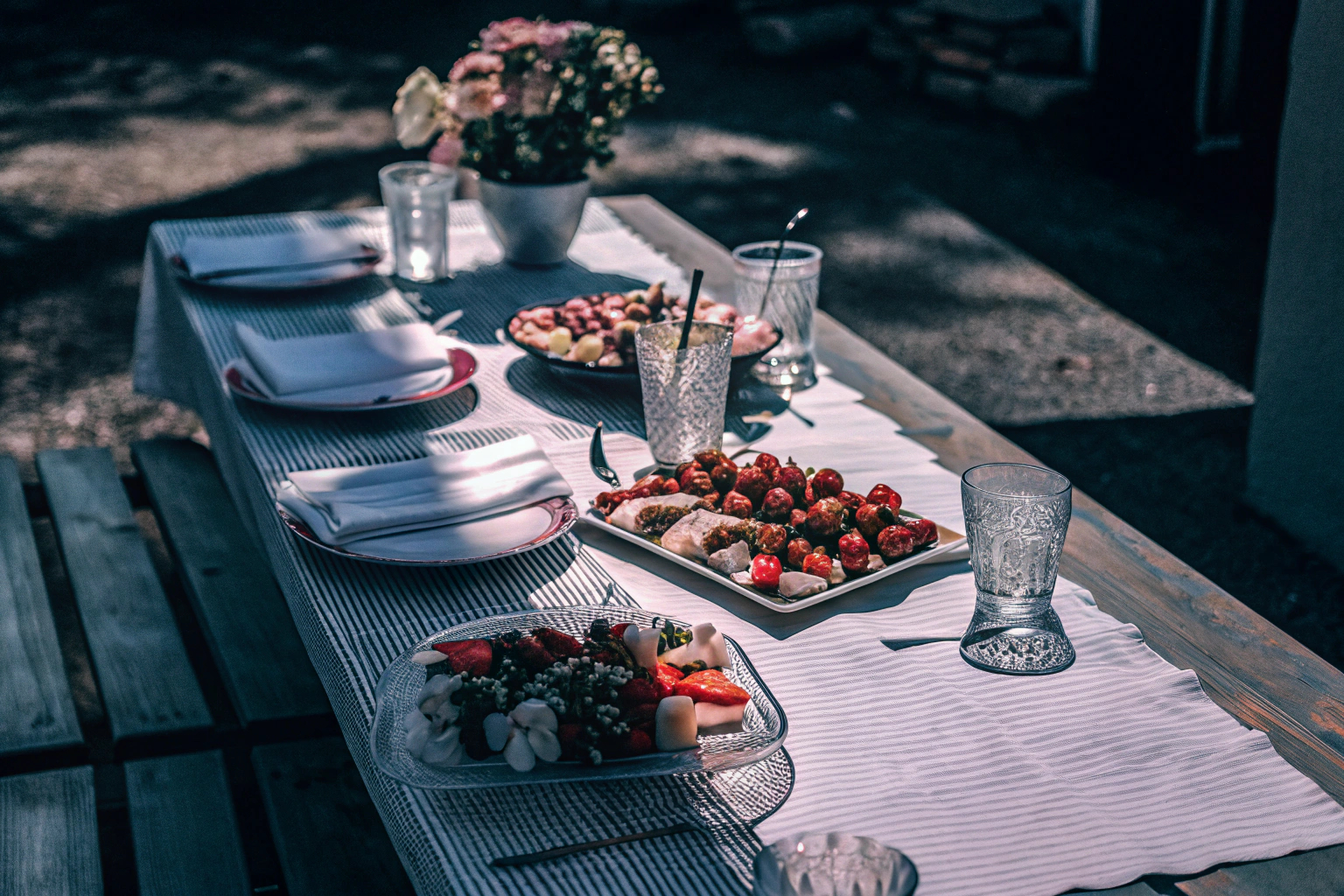 Tisch mit Partygeschirr im Garten