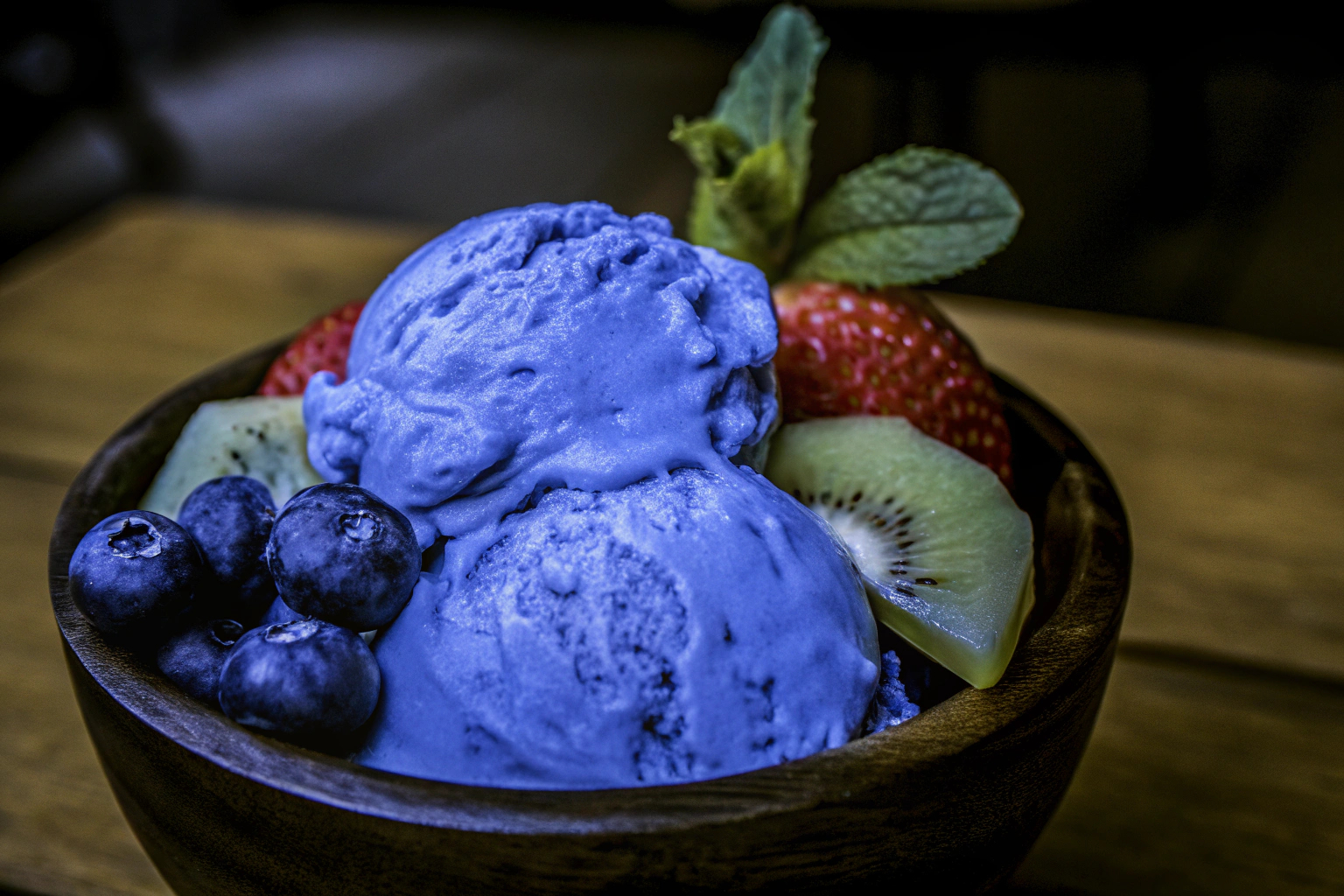 Selbstgemachtes Eis mit Früchten