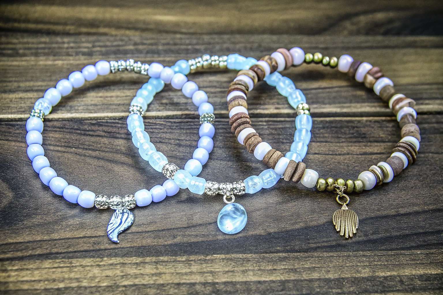 Boho-Armbänder mit Anhängern