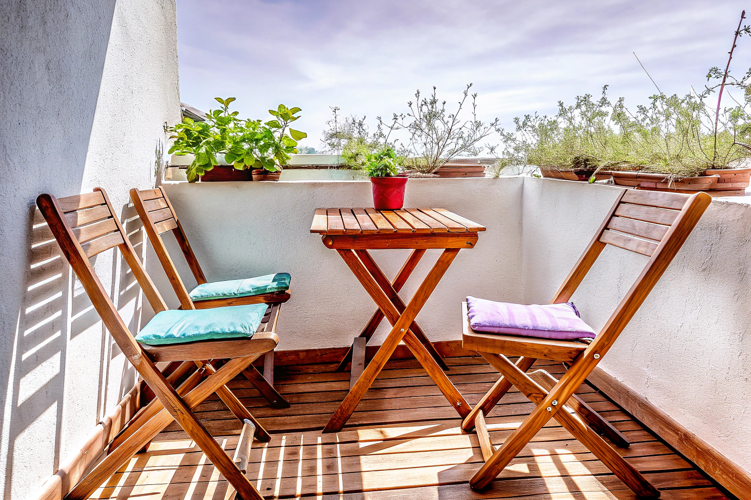 Balkon mit Holzmöbeln