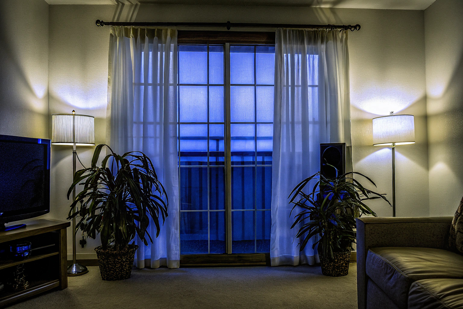 Wohnzimmer mit Deko zur optischen Vergrößerung