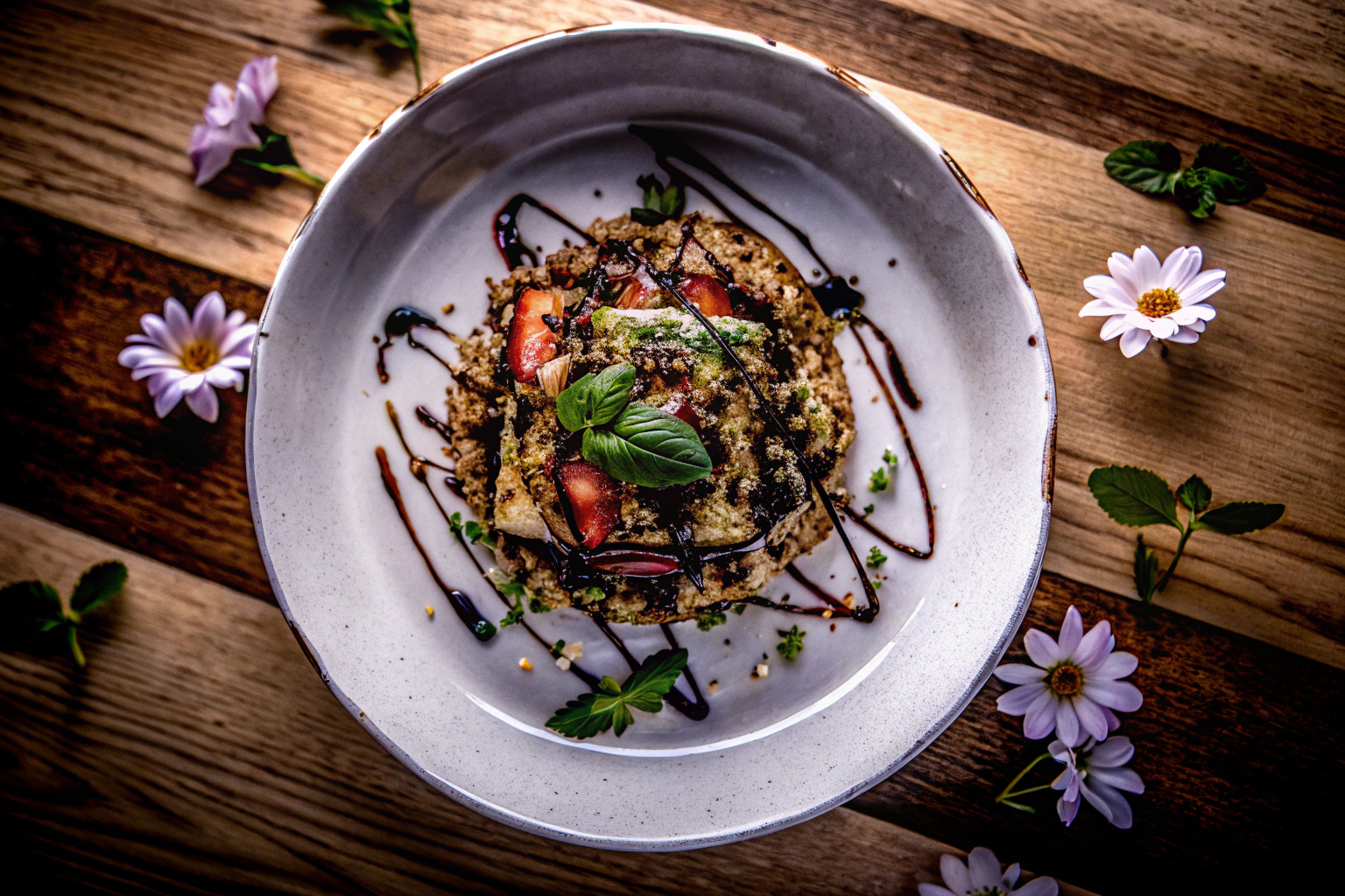 Kunstvoll angerichtetes veganes Gericht
