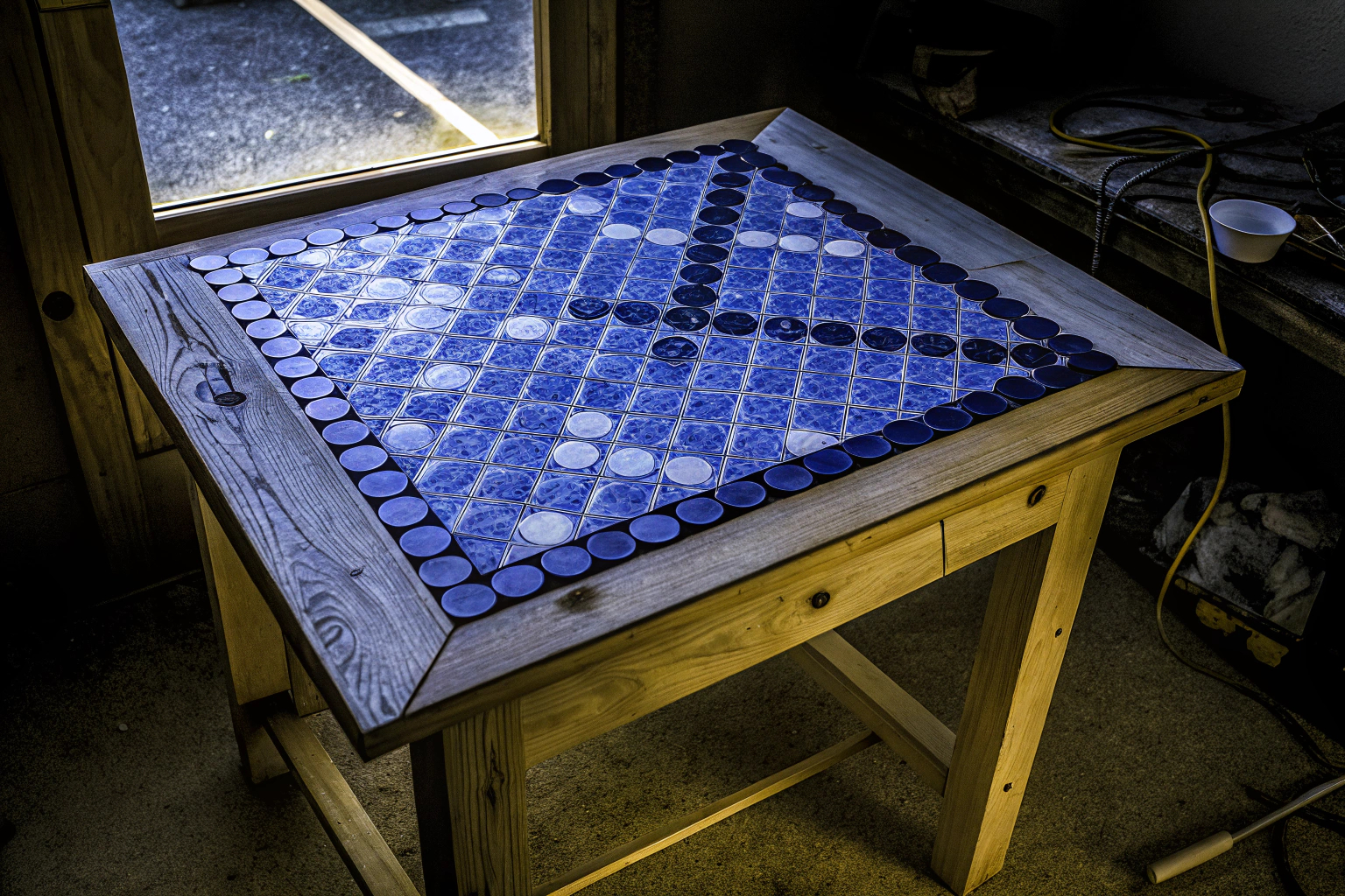 Tisch mit Weinkorken-Mosaik