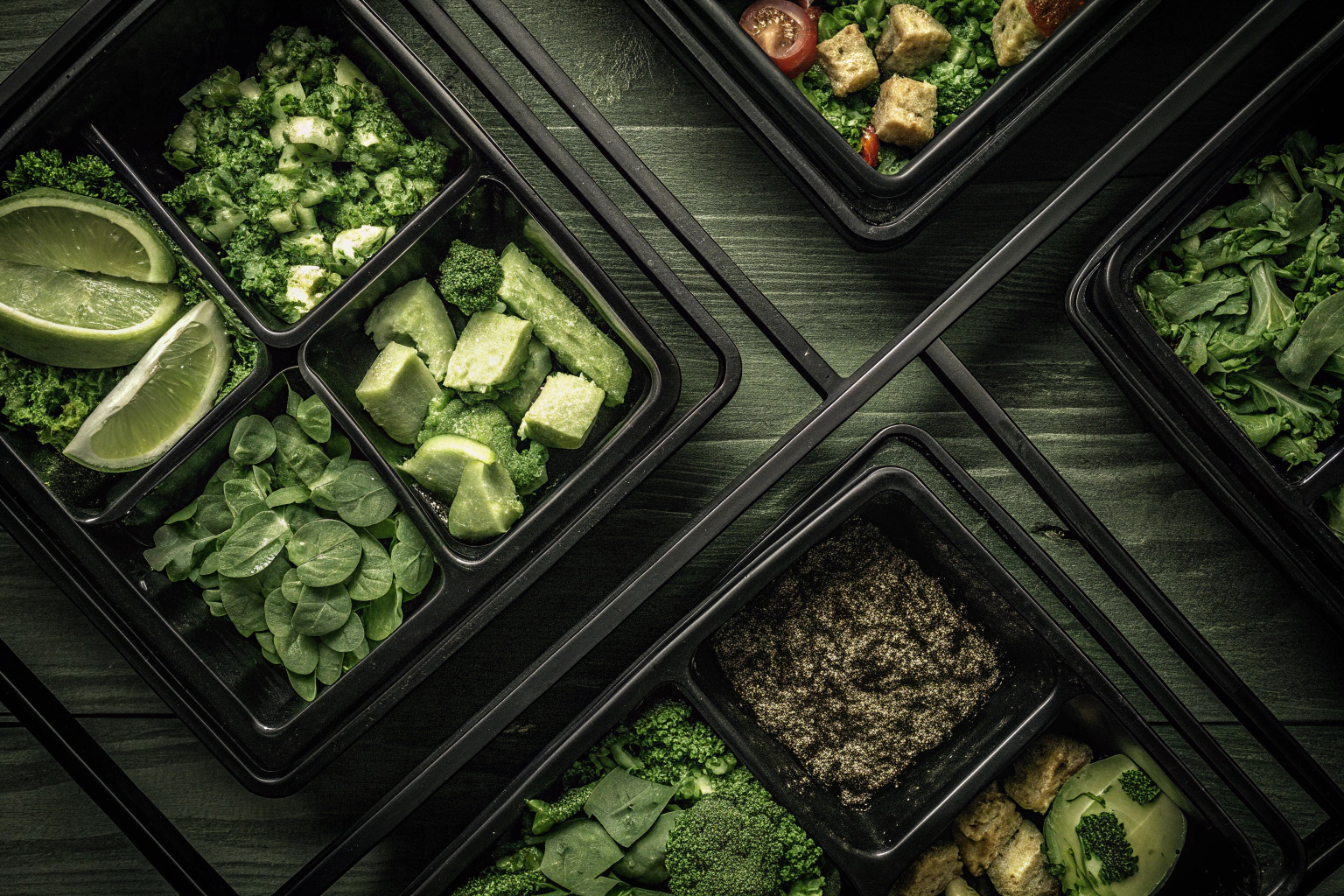 Verschiedene Meal Prep Mahlzeiten