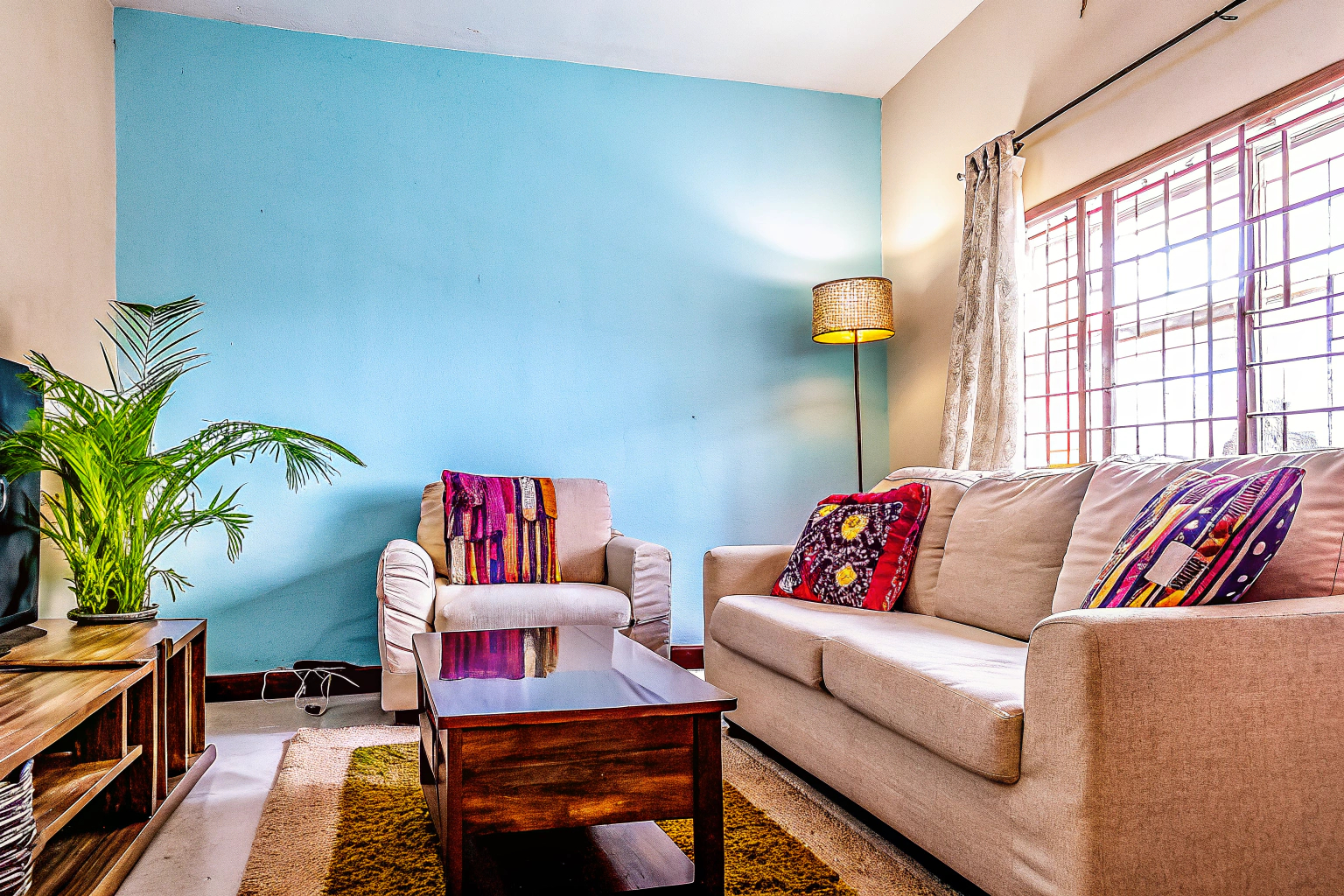 Wohnzimmer mit blauer Akzentwand