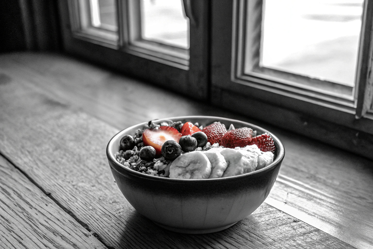 Fertige Frühstücks-Bowl mit Toppings
