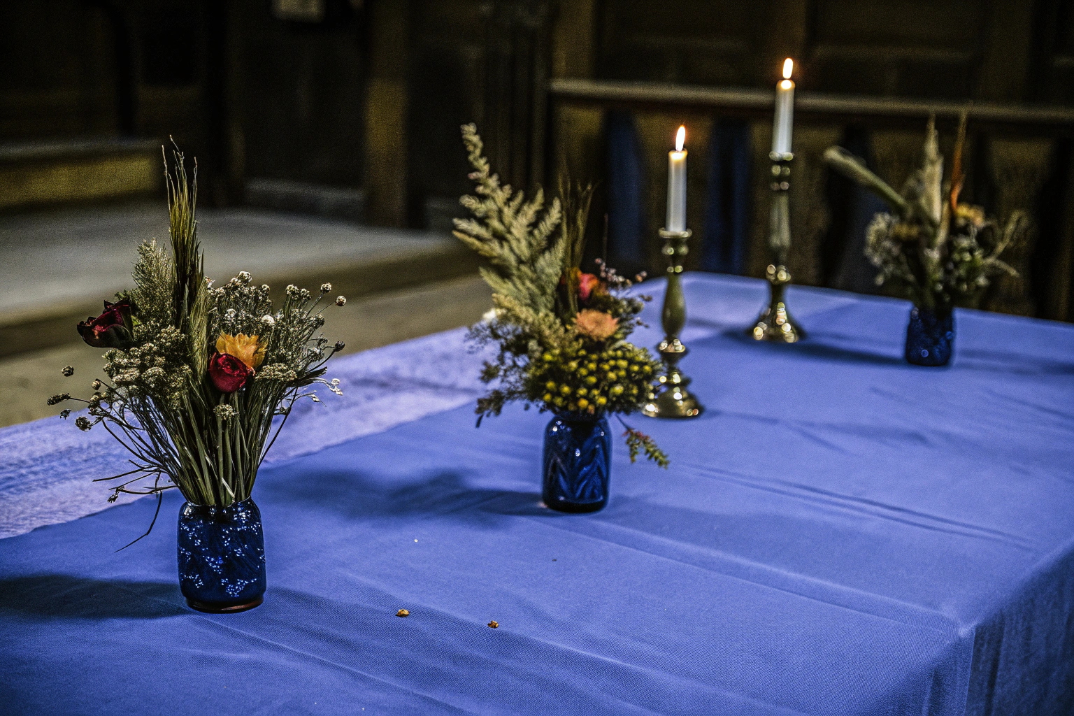 Tischdeko mit Trockenblumen und Mini-Vasen