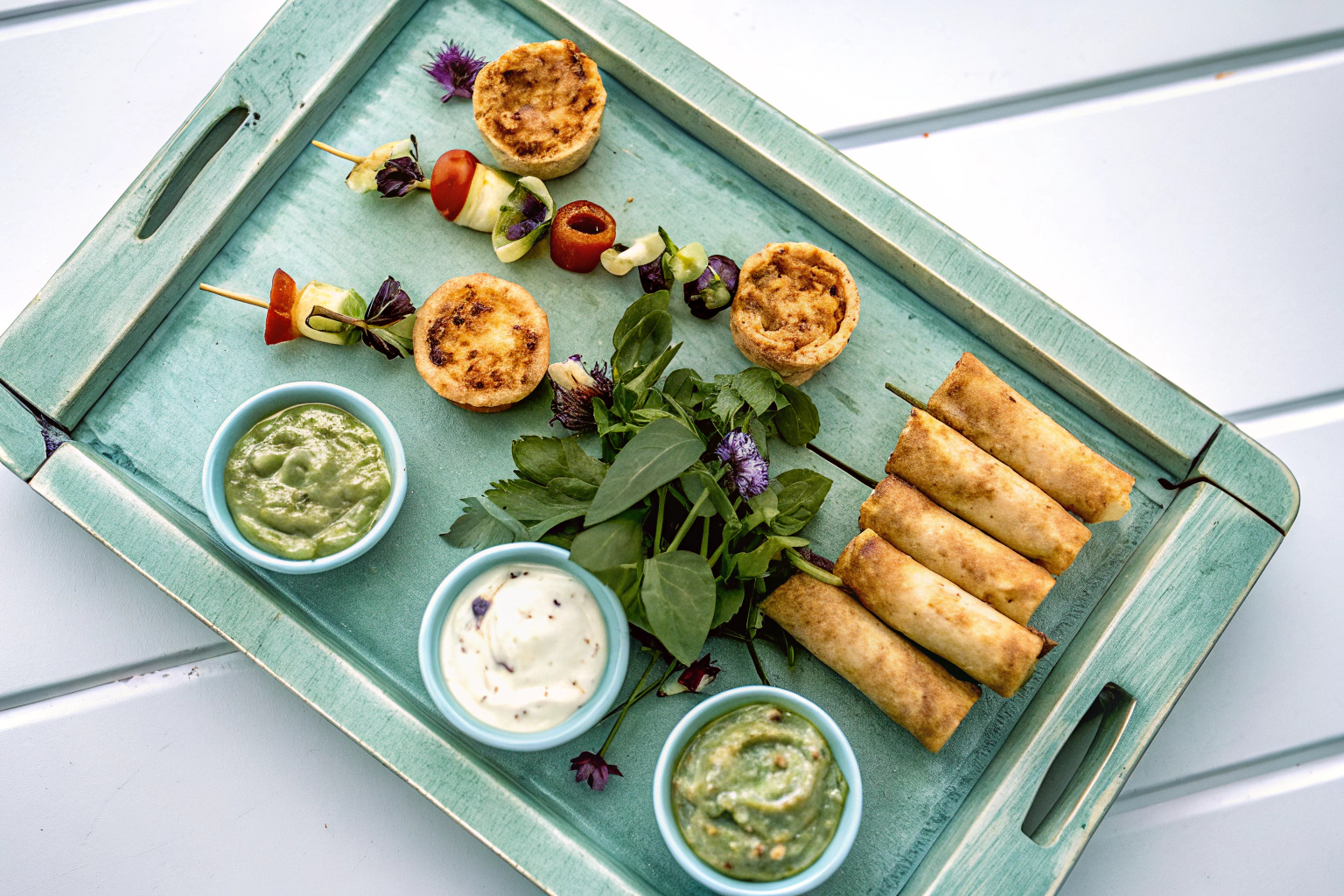 Fingerfood-Board mit verschiedenen Snacks
