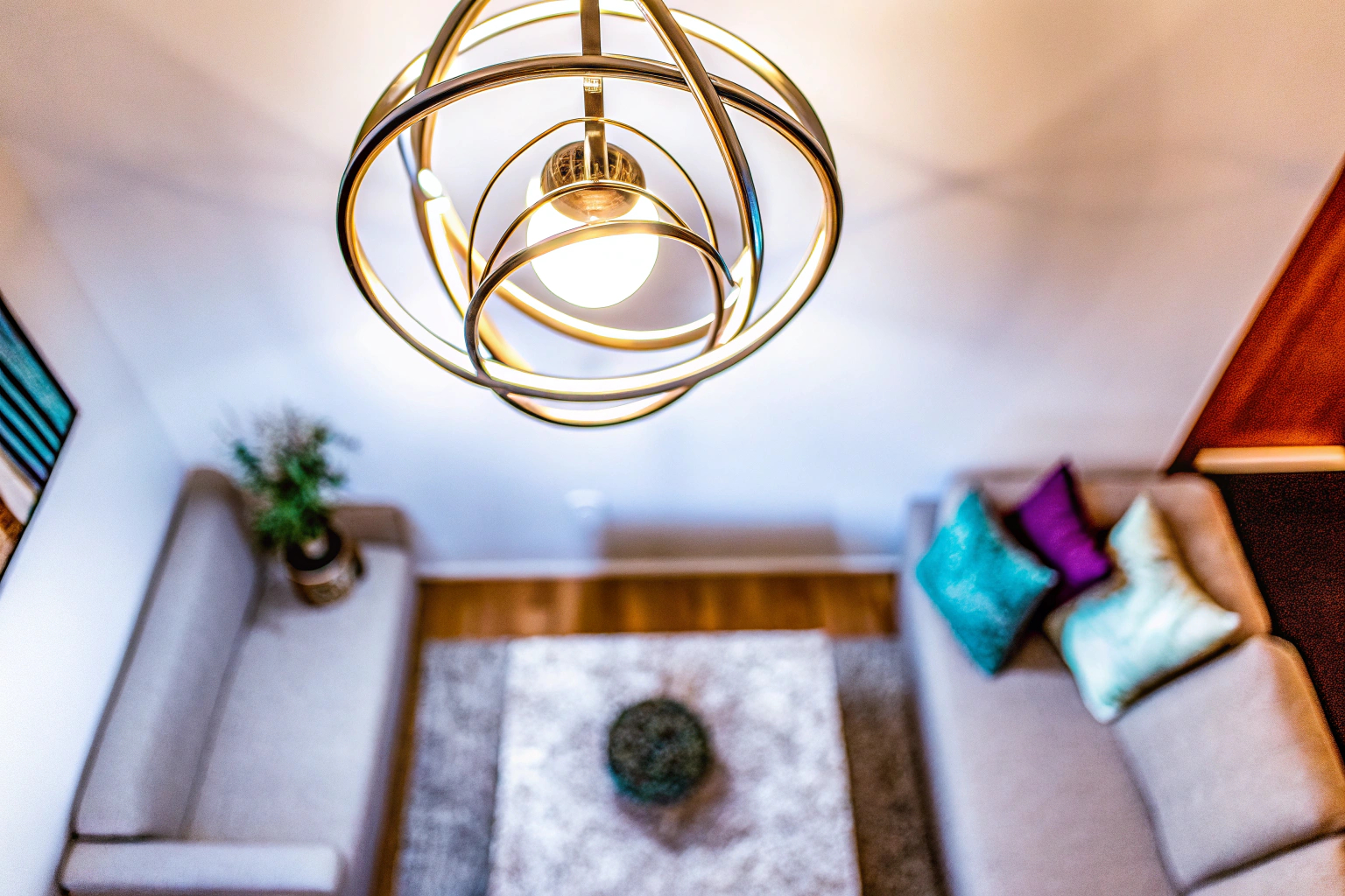 Moderne Deckenleuchte im Wohnzimmer