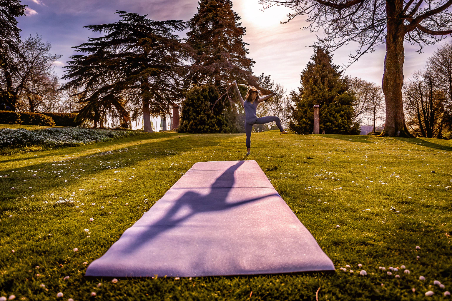 Yoga im Park für Work-Life-Balance
