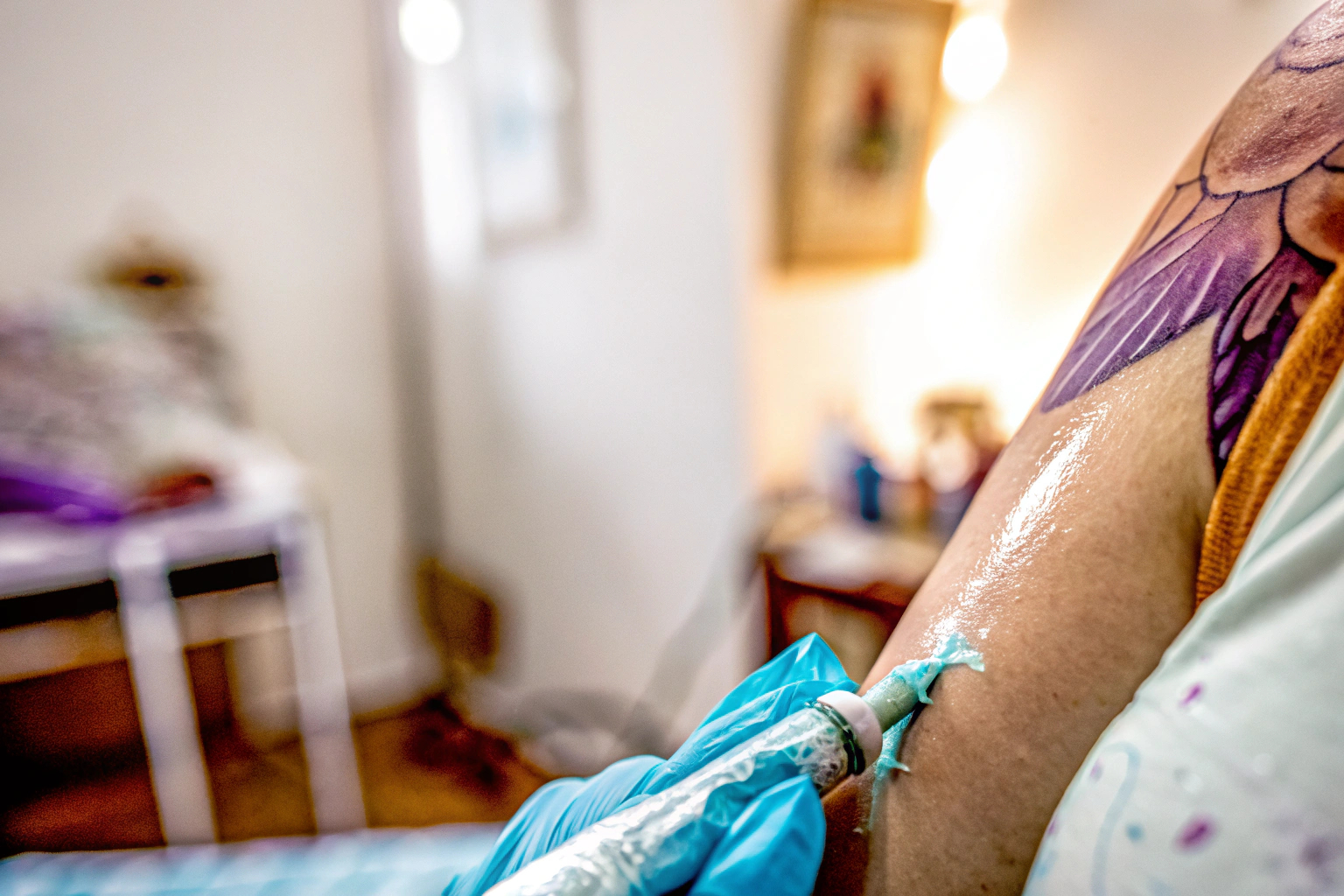 Person mit neuem Tattoo auf dem Arm