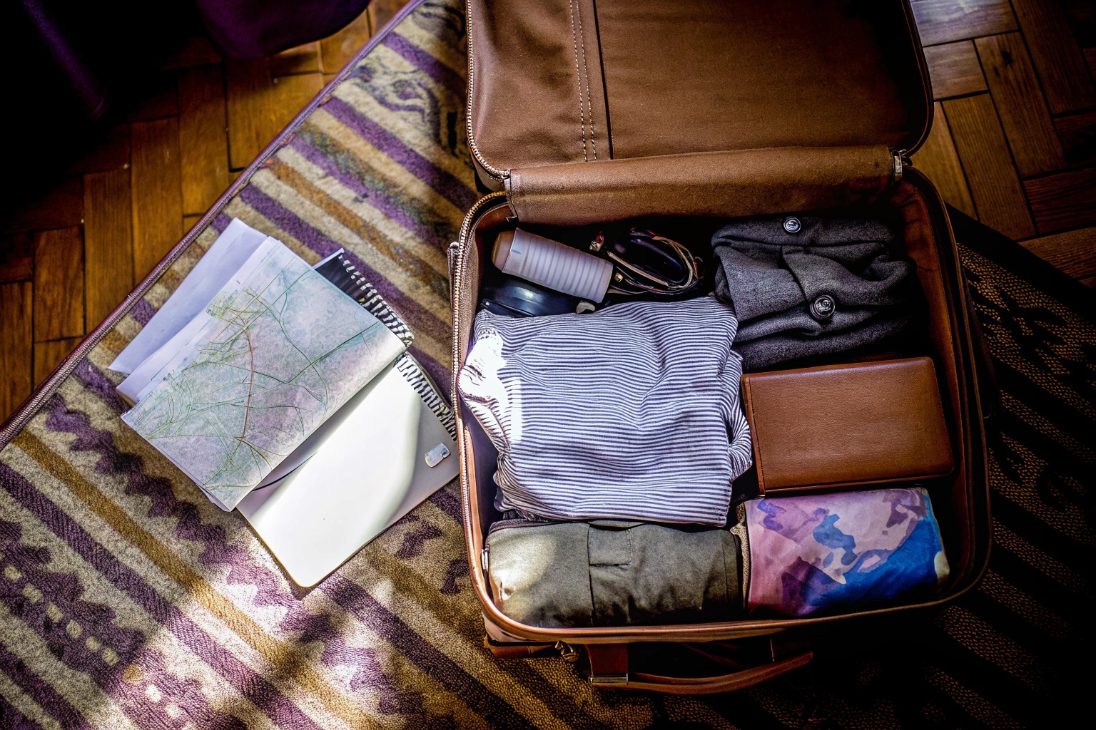 Gepackte Reisetasche für eine Reise