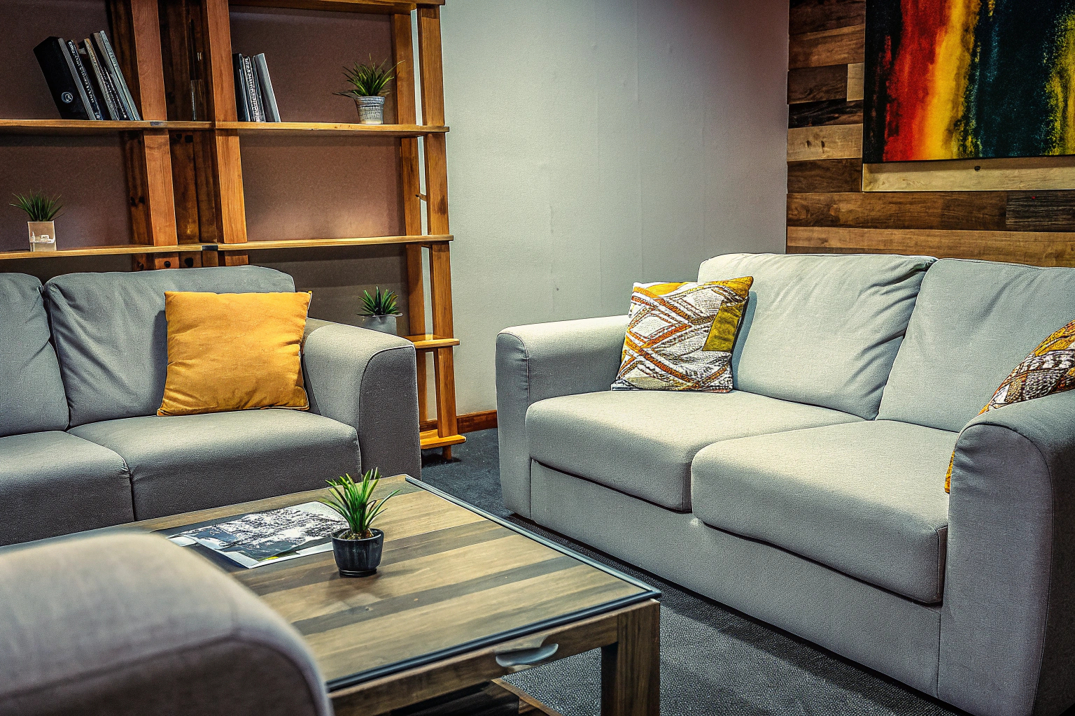 Modern eingerichtetes Wohnzimmer