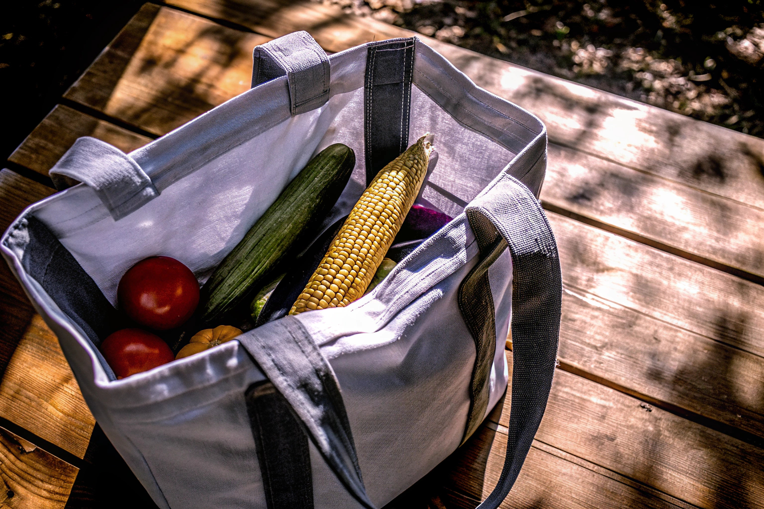 Stofftasche mit unverpackten Lebensmitteln