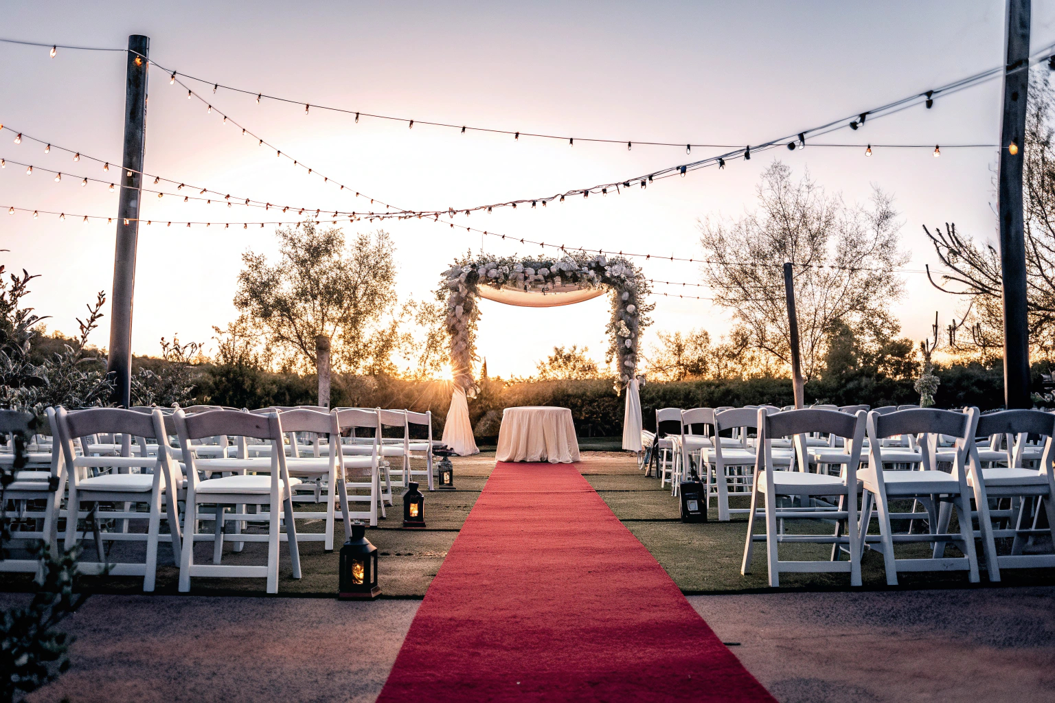 Hochzeit im Freien mit Dekoration