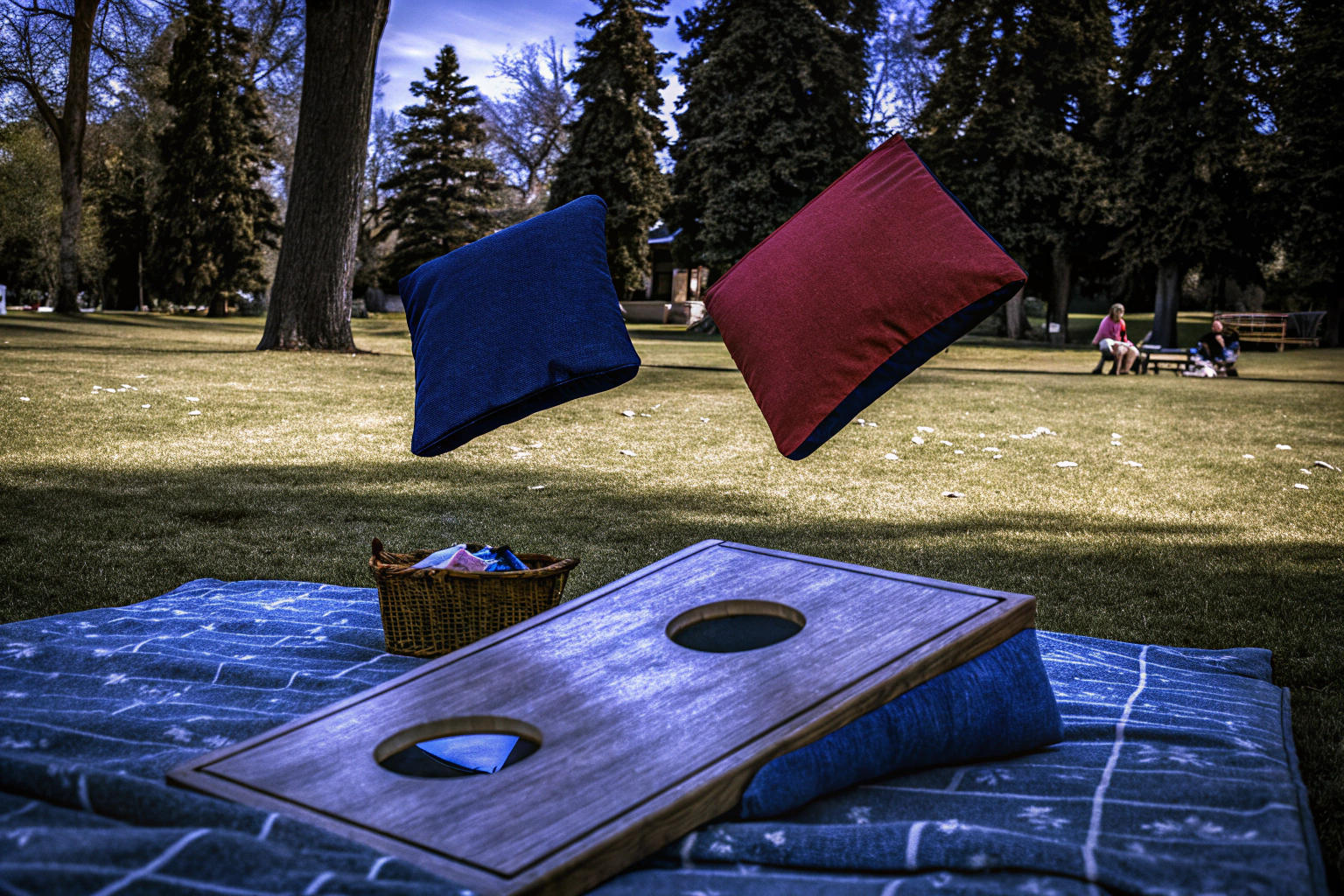 Familie spielt Cornhole im Park
