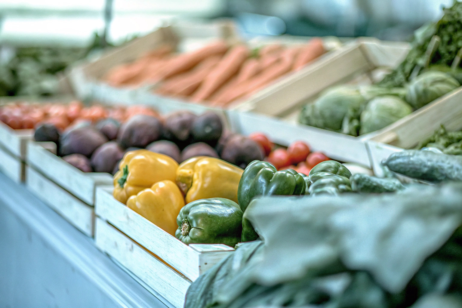 Saisonales Gemüse auf einem Marktstand