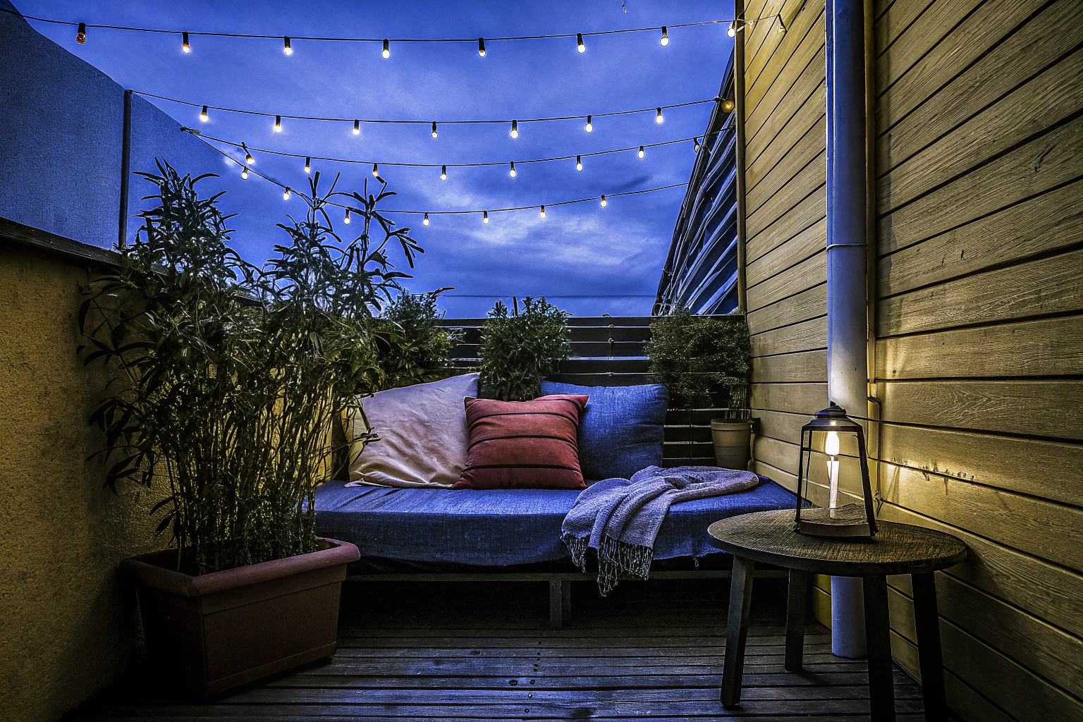 Gemütliche Terrassenecke mit Dekoration