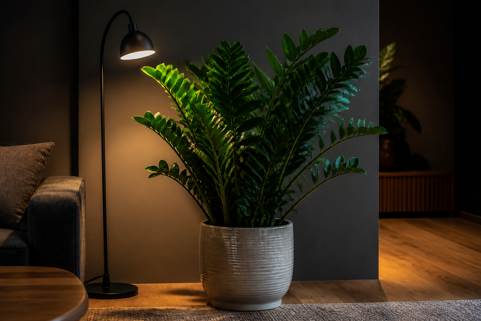 Große Zimmerpflanze mit Stand-Pflanzenlampe im Wohnzimmer